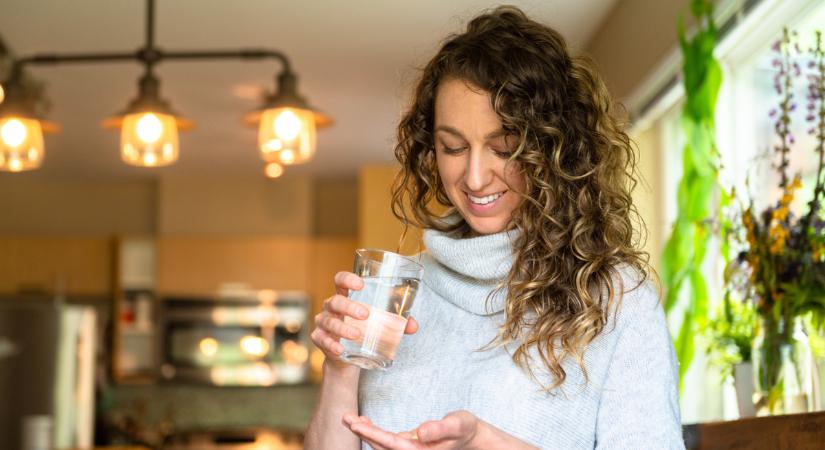 Ez történik a testedben a reggeli vitaminokkal, ha kávét is iszol: a szakértők fontos dologra figyelmeztetnek