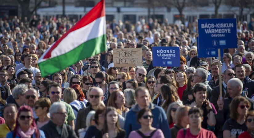 Aki az egészségügyben dolgozik, nem ér rá lázadni – Videó a Magyar Orvosi Kamara tüntetéséről