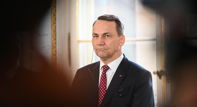 A lengyel külügyminiszter népszavazást tartana „az orbáni Magyarország EU-tagságáról”