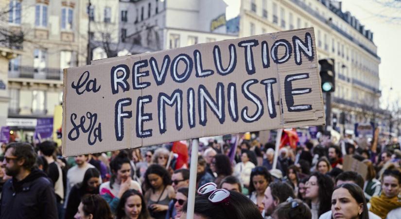 „Heil Viktor Orbán” – Skandálták feminista tüntetők Párizsban