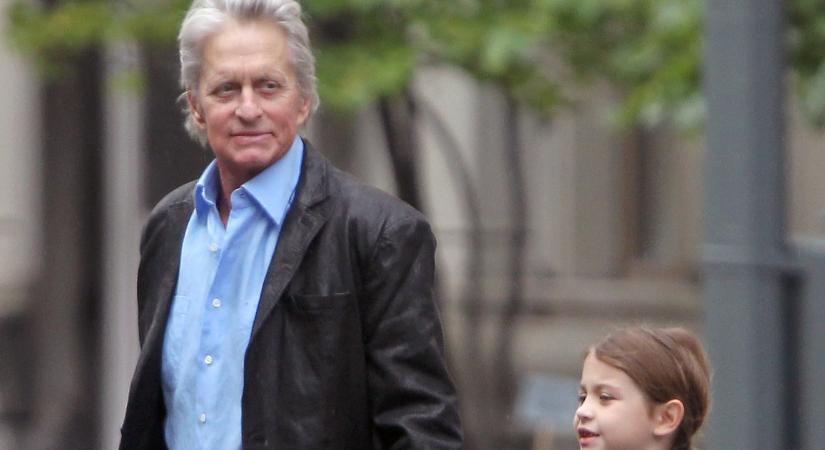 Csodaszép volt kicsinek Michael Douglas lánya. Most, 21 évesen ilyen a kinézete Carys-nek, aki imádja 80 éves édesapját (fotók)