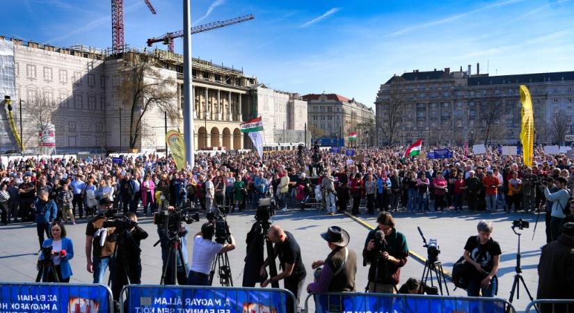 A Parlamentnél tüntetett a Magyar Orvosi Kamara és a Magyar Orvosok Szakszervezete