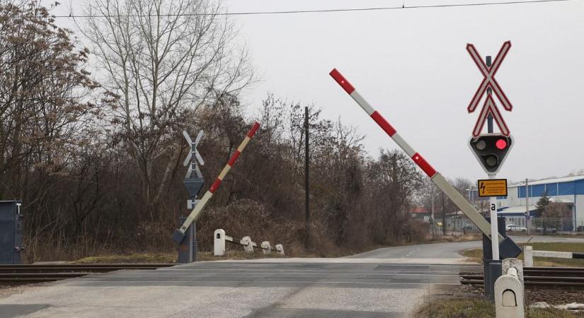 A pirosan villogó sorompó sem elég figyelmeztetés, fájdalmasan sokan hajtanak a vonat elé