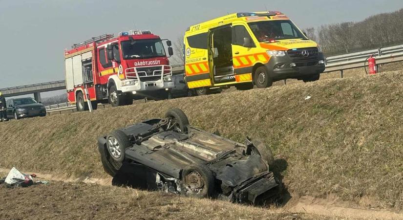 Mentőhelikopter a helyszínen: borzalmas baleset Üllőnél - sokkoló helyszíni fotók