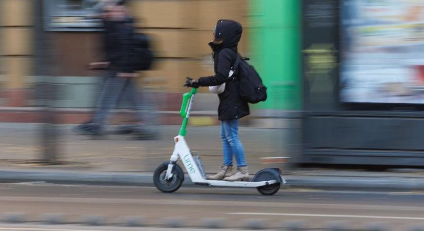 Járdáról le, bukósisak fel! Jön az új KRESZ a rollereseknek