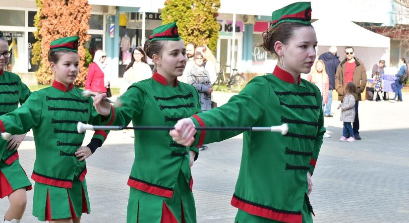 Mazsorettesek táncoltak, finom falatok sorakoztak a szolnoki Hild téren – galériával