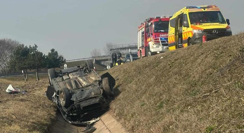 Mentőhelikopter is érkezett a szörnyű üllői balesethez