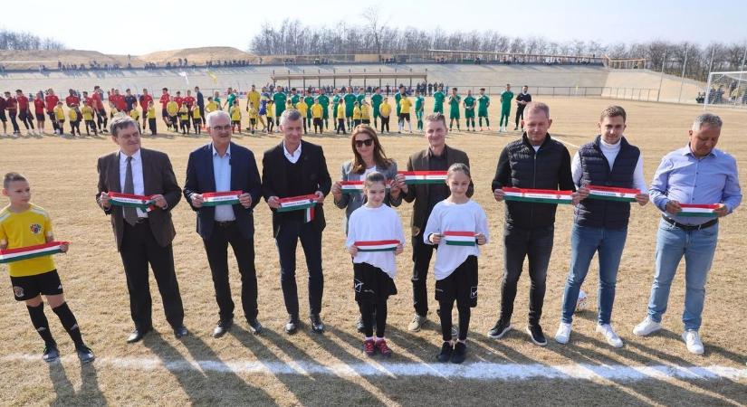 Fociünnep Nyírbogáton: felavatták a kisváros új futballpályáját!