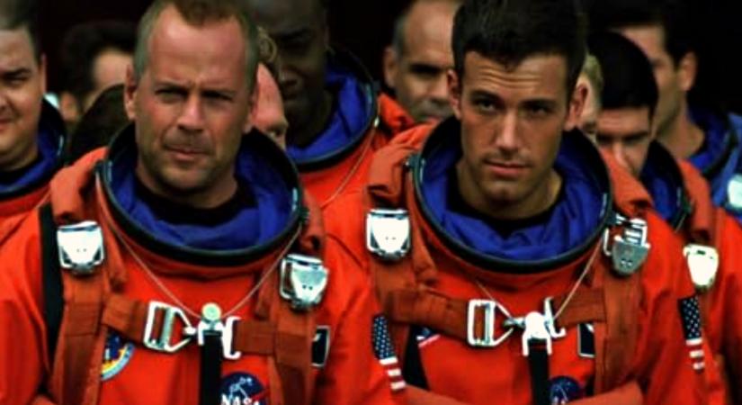 Michael Bay elárulta, hogy Ben Affleck behányt az Armageddon egyik legfontosabb jelenetének forgatásán, ám szerinte ez csak a film javára vált