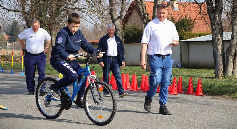 Közlekedni szabályosan, amit azért gyakorolni kell (galéria, videó)