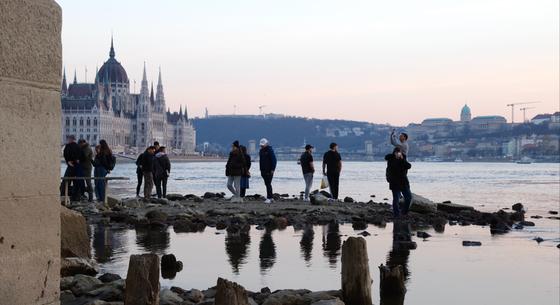 Képek: turisták nyüzsögnek az apadó Duna medrében Budapesten