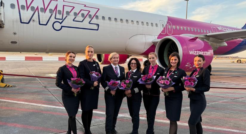 Hölgyek a felhők felett: kizárólag nőkből álló személyzettel indított járatot Budapestről a Wizz Air