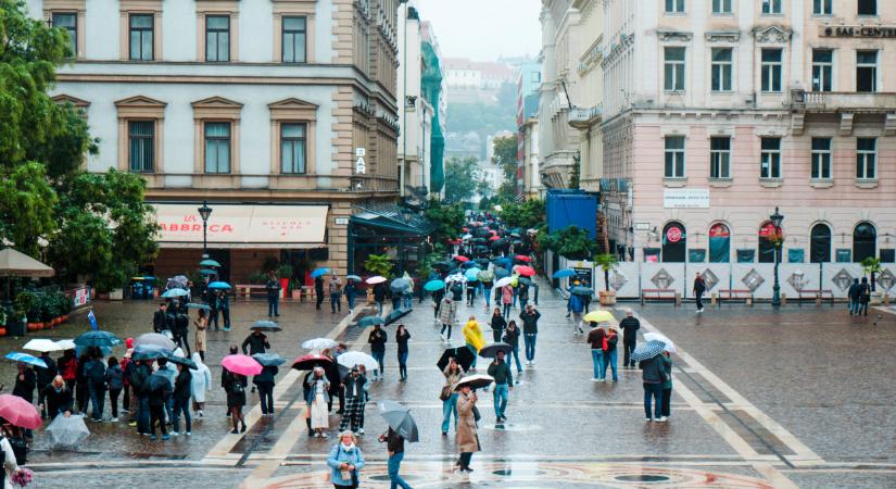 Viharos széllel érkezik komoly eső a jövő héten: itt a fordulat az időjárásban