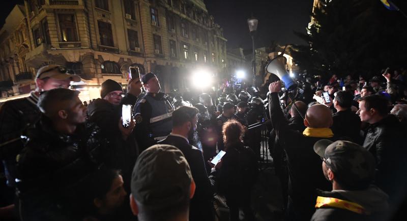 Csendőrre támadtak a BEC székházánál tartott tüntetésen