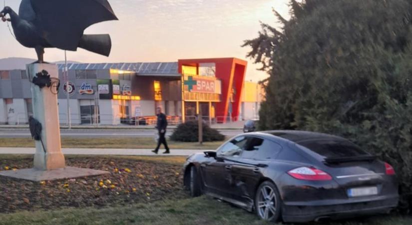 Virágágyásban landolt egy Porsche Egerben