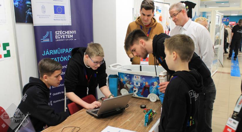 Sikerrel szerepelt a Járműipari Kutatóközpont támogatásával induló Bits csapat a FIRST LEGO League nemzeti döntőn