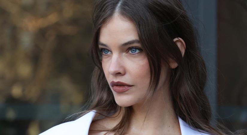 Palvin Barbara extra mini szoknyában és combfixben hódított, hatalmas feltűnést keltett a párizsi divathéten