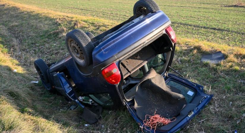 Hetek óta pihen az árokban a kis Opel – Fotók