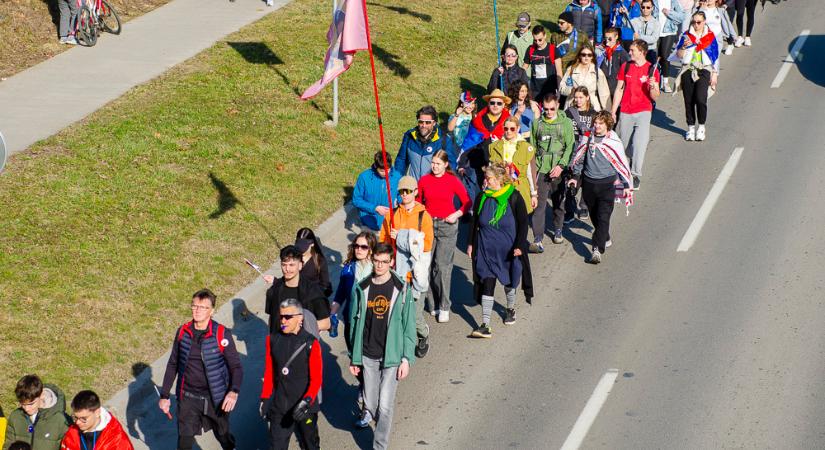 Az újvidéki vasútállomásnál fogadják majd a gyalogló szabadkai egyetemistákat