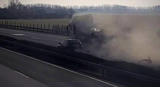 Videó: Szétrobbant egy kamion kereke az M3-ason, pont egy autó mellett