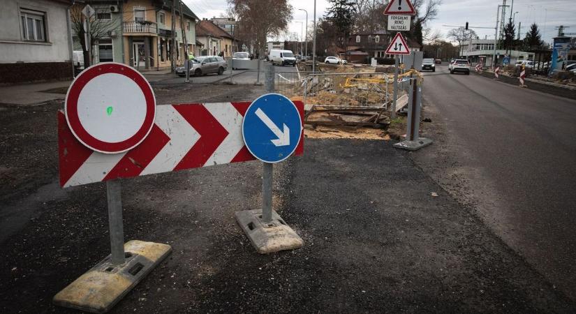 Ideiglenesen forgalomkorlátozás jön, lezárnak egy sávot Debrecen belvárosában