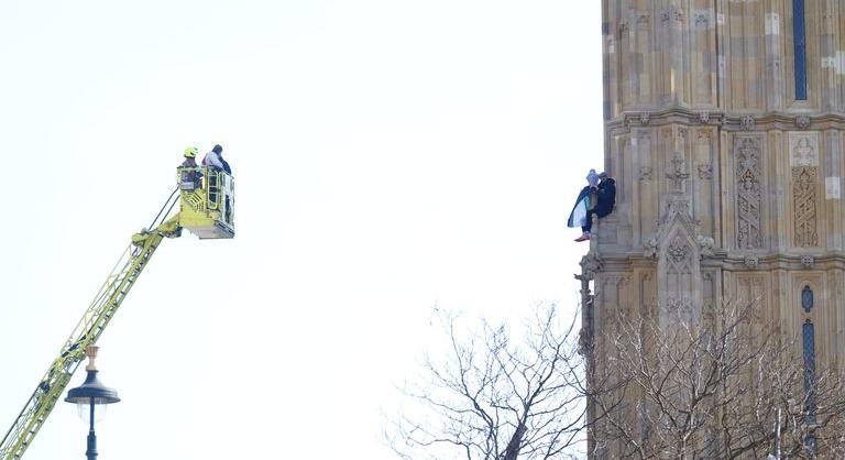 Ilyen nincs: 16 órán keresztül ücsörgött a Big Ben tetején egy mezítlábas palesztinpárti tüntető