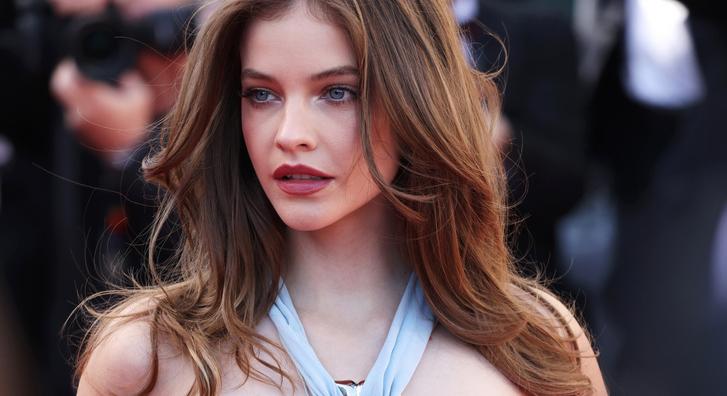 Palvin Barbara magasra tette a lécet extrém miniszoknyájával a párizsi divathéten, pedig csak a nézőtérre tartott