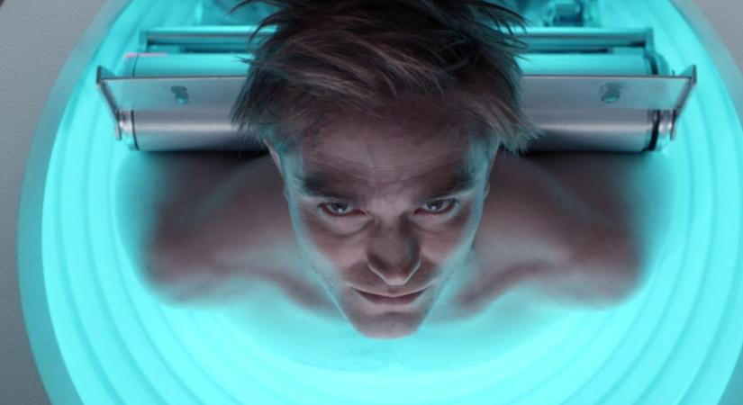 Robert Pattinson új sci-fi filmjéről beszél most mindenki, hátborzongató sztorit mutat be