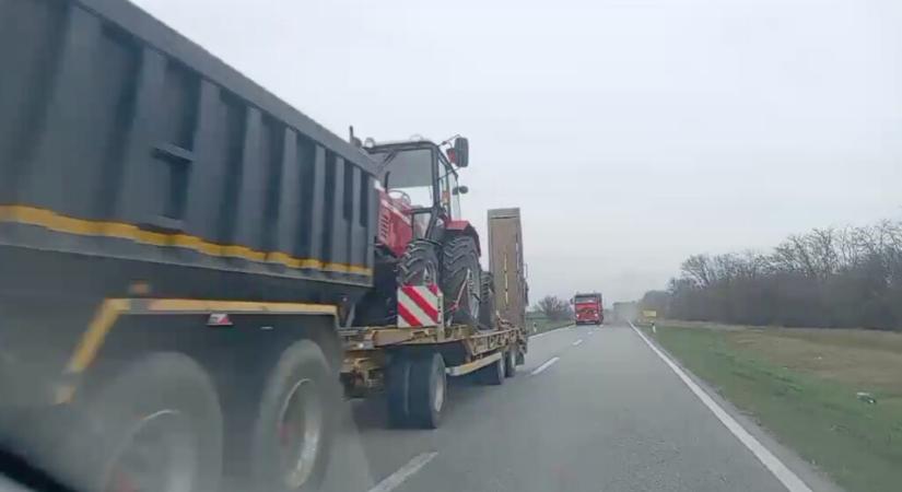 Trélerrel szállíttatja a hatalom a traktorokat a fővárosba