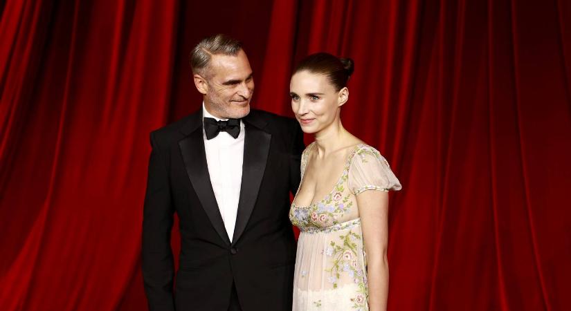 Joaquin Phoenix ritkán látott gyerekeivel utazott, Olivia Wilde a lányával piacozott