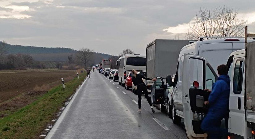 Hatalmas a torlódás a hatoson, két autó ütközött, a rendőrség lezárta az utat