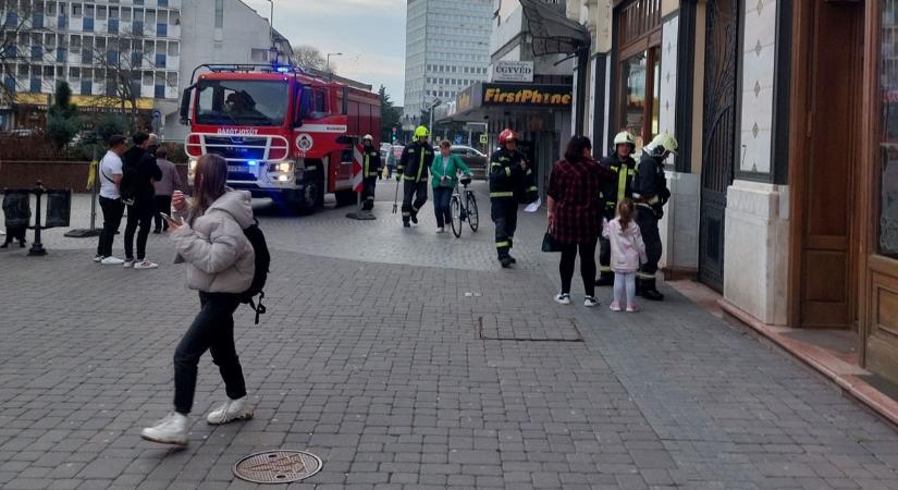 Nyíregyházán a belvárosba vonultak ki a rendőrök és a tűzoltók, vajon mi történt? (videó)