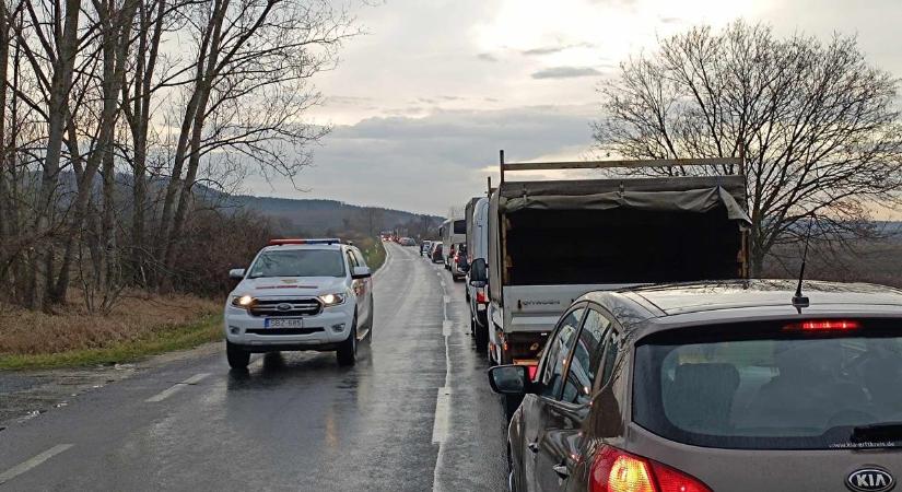 Összeütközött két autó, hatalmas a torlódás