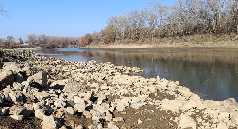 Nem elírás: 12 méterrel alacsonyabb a Tisza vízszintje a 2000-es rekordnál