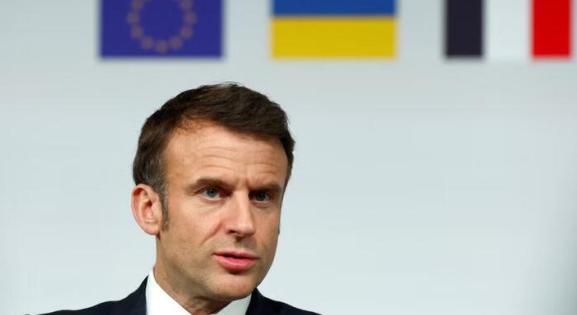 Macron 30 ország képviselőjét várja Párizsba kedden