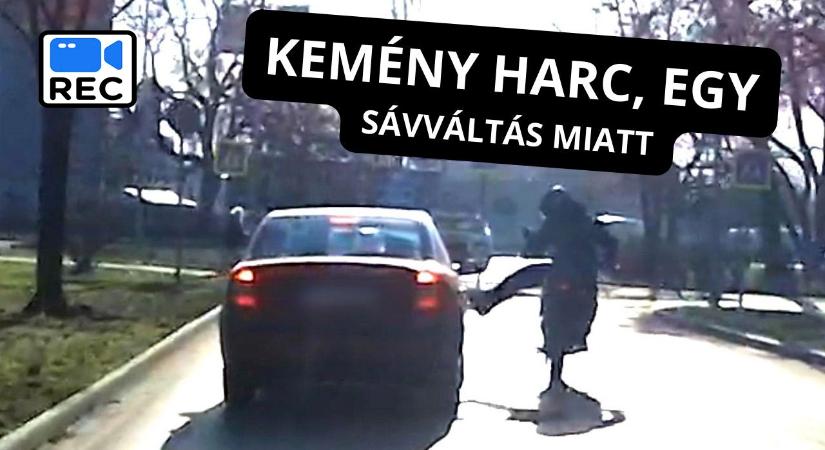 Harcolni kezdett a motoros egy sávváltás miatt Újpalotán