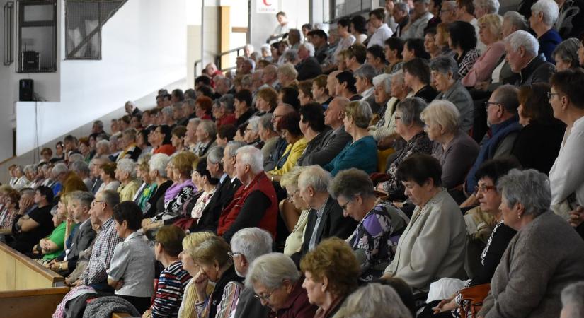 Meghitt nőnapi ünnepség a pápai nyugdíjasokkal