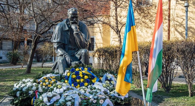 Ukrán vörös kányafát és magyar somfát ültettek el a Tarasz Sevcsenko téren