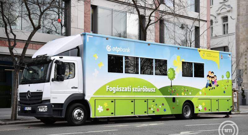 Háromezer gyermek fogászati szűrését biztosítja az új szűrőbusz