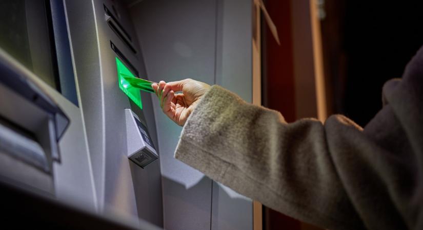 Temérdek bankkártyát fognak letiltani: az ATM-nél ne lepődjön meg senki