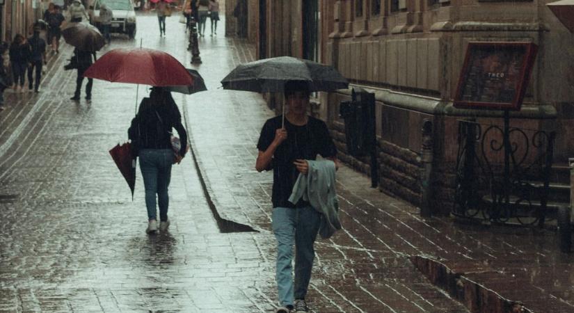 Borzalmas időjárás közelít felénk, elmossa az országot az eső, kiadták a riasztást a meteorológusok