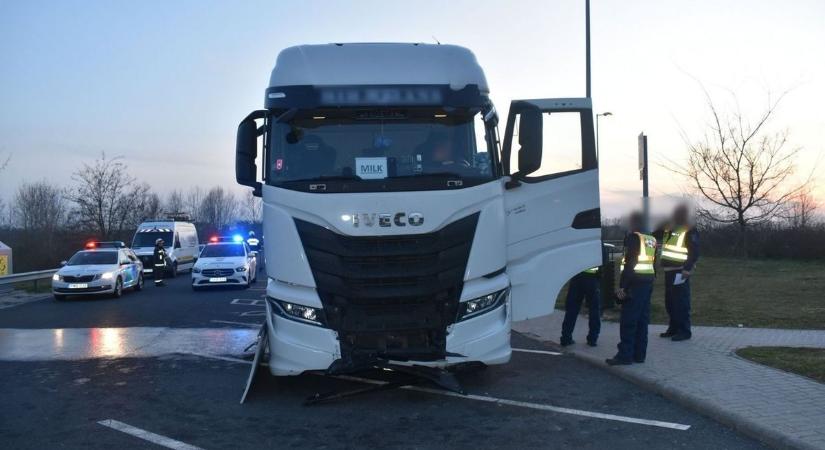 Részeg volt a horvát kamionos, aki az M7-esen lerombolt egy pihenőt