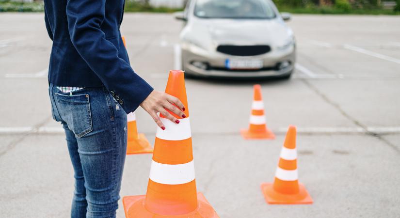 Könnyen lehet, hogy ismét autósiskolába kell járni egy bizonyos kor felett