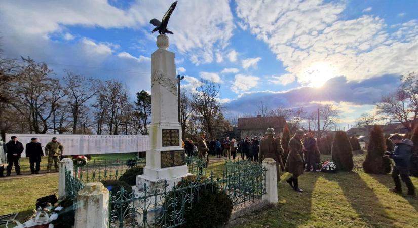 Ellopták a bényi bronz turulszobrot (FOTÓK)