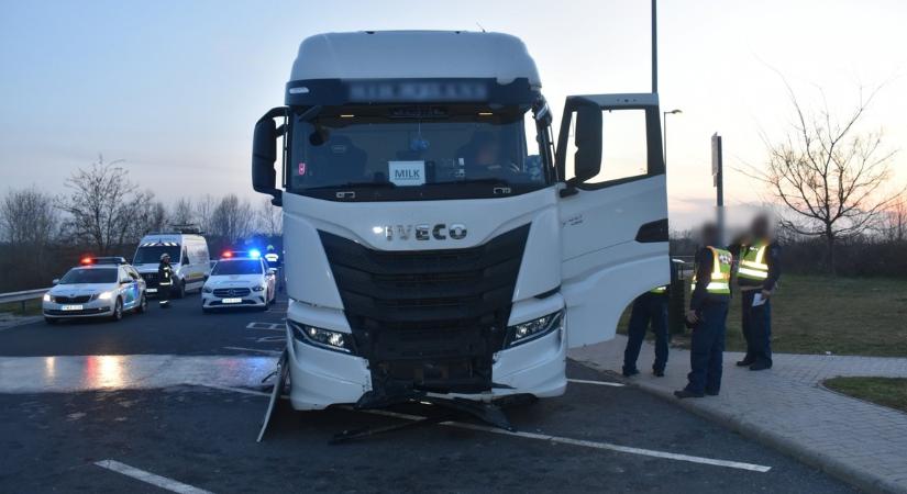 Letarolta a szegerdői pihenőt egy részeg kamionos az M7-esen: döbbenetes fotók a baleset helyszínéről