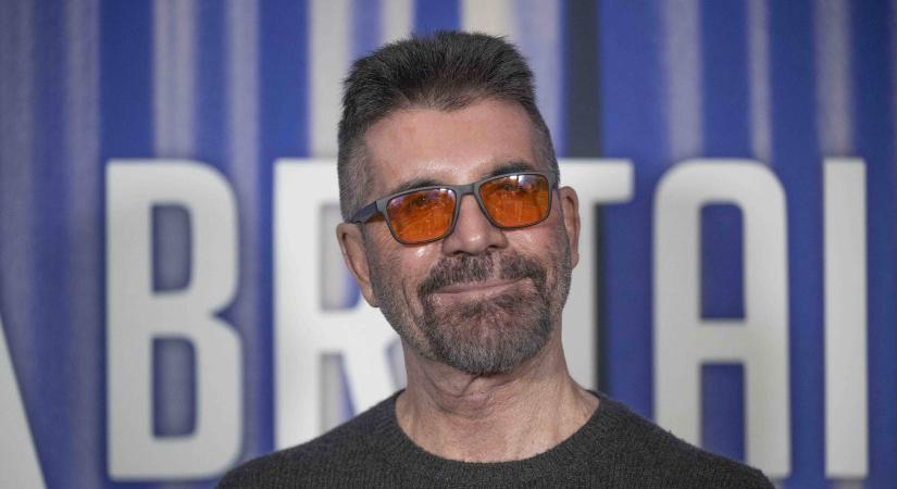 Simon Cowell elárulta, miért van rajta folyton piros szemüveg a stúdióban