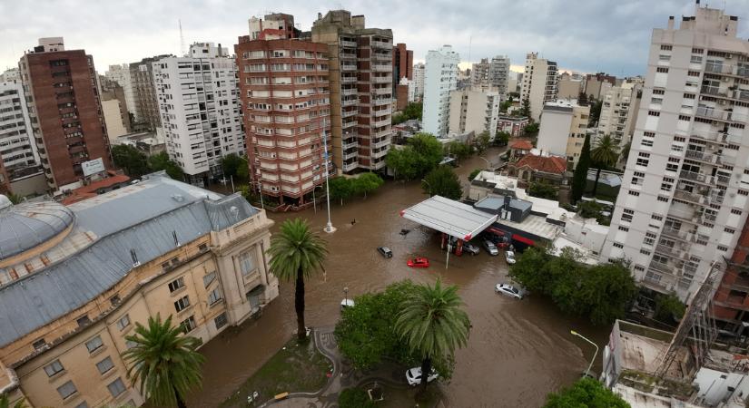 Pusztító árvíz öntötte el Argentínát, több ezer embert evakuáltak