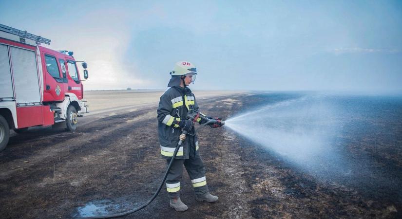 A tűzoltók akcióban: több hektáron is égett a tűz Heves vármegyében