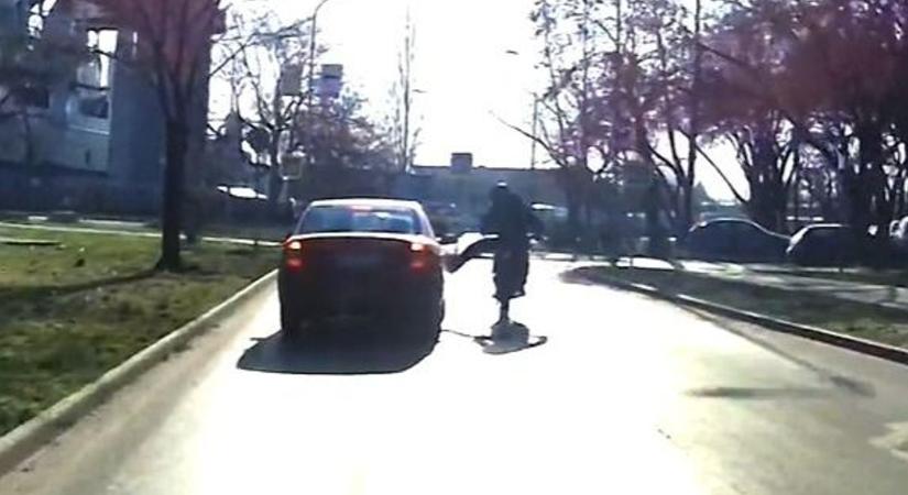 Menet közben harcolni kezdett egy motoros Újpalotán - videó