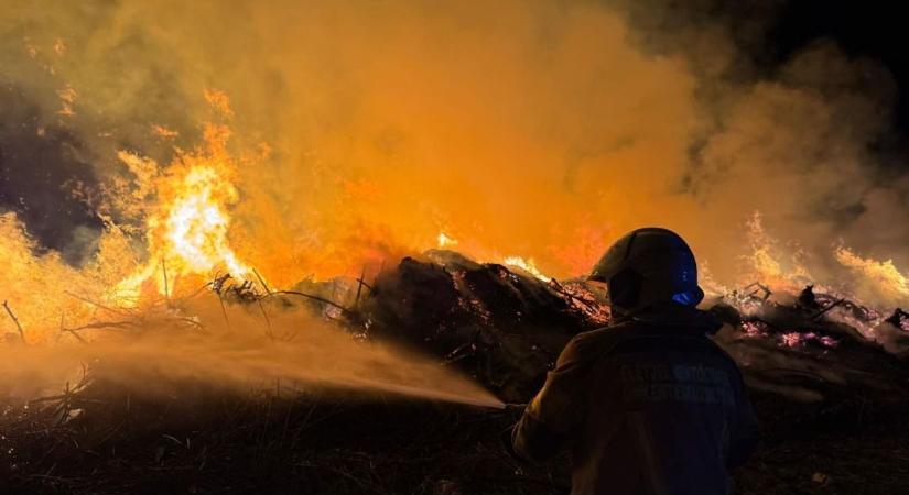 Pokoli nap: hatalmas lángok pusztítottak, egész éjjel küzdöttek a tűzoltók – galériával